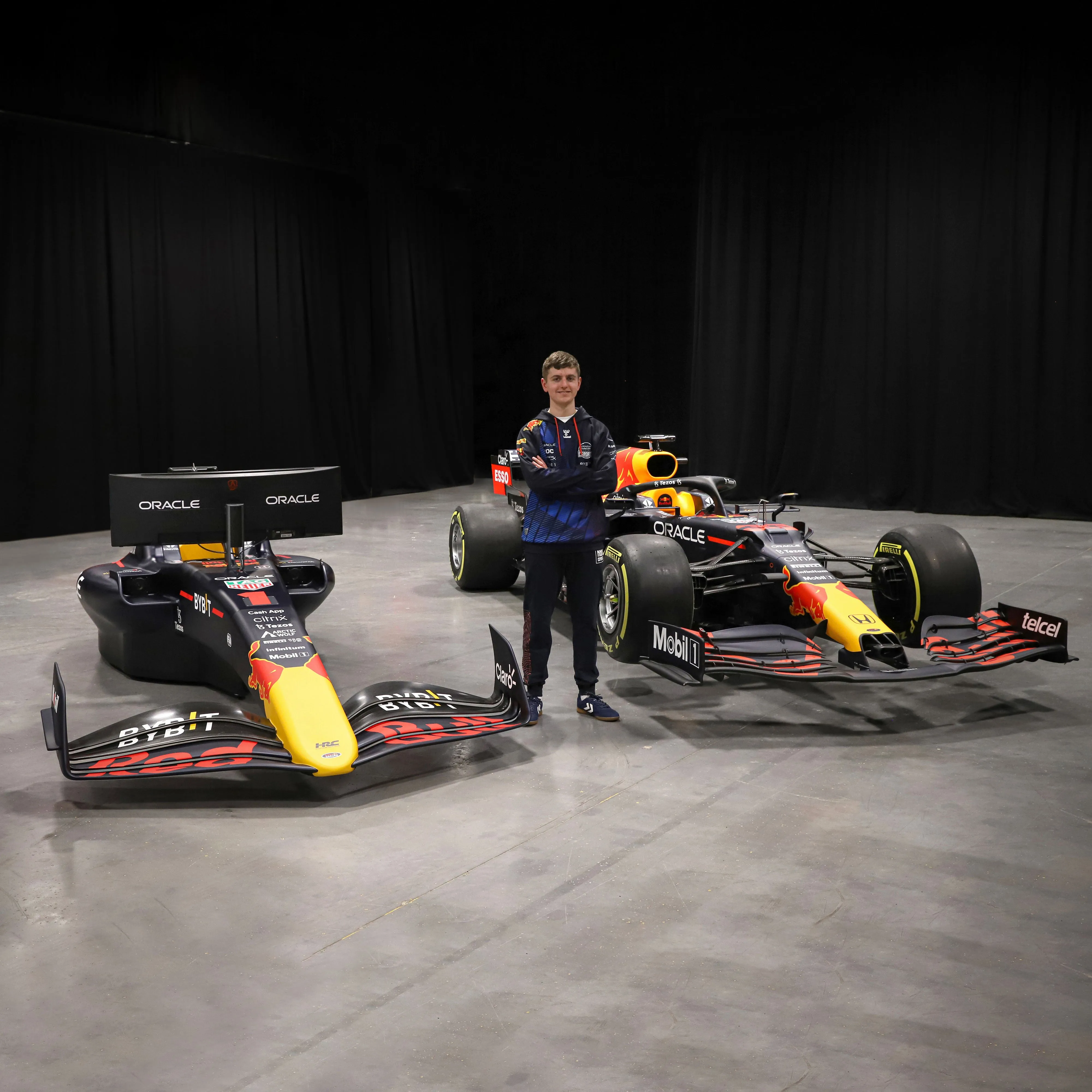 Official 2022 Oracle Red Bull Racing RB18 F1 Team Simulator - Championship Edition