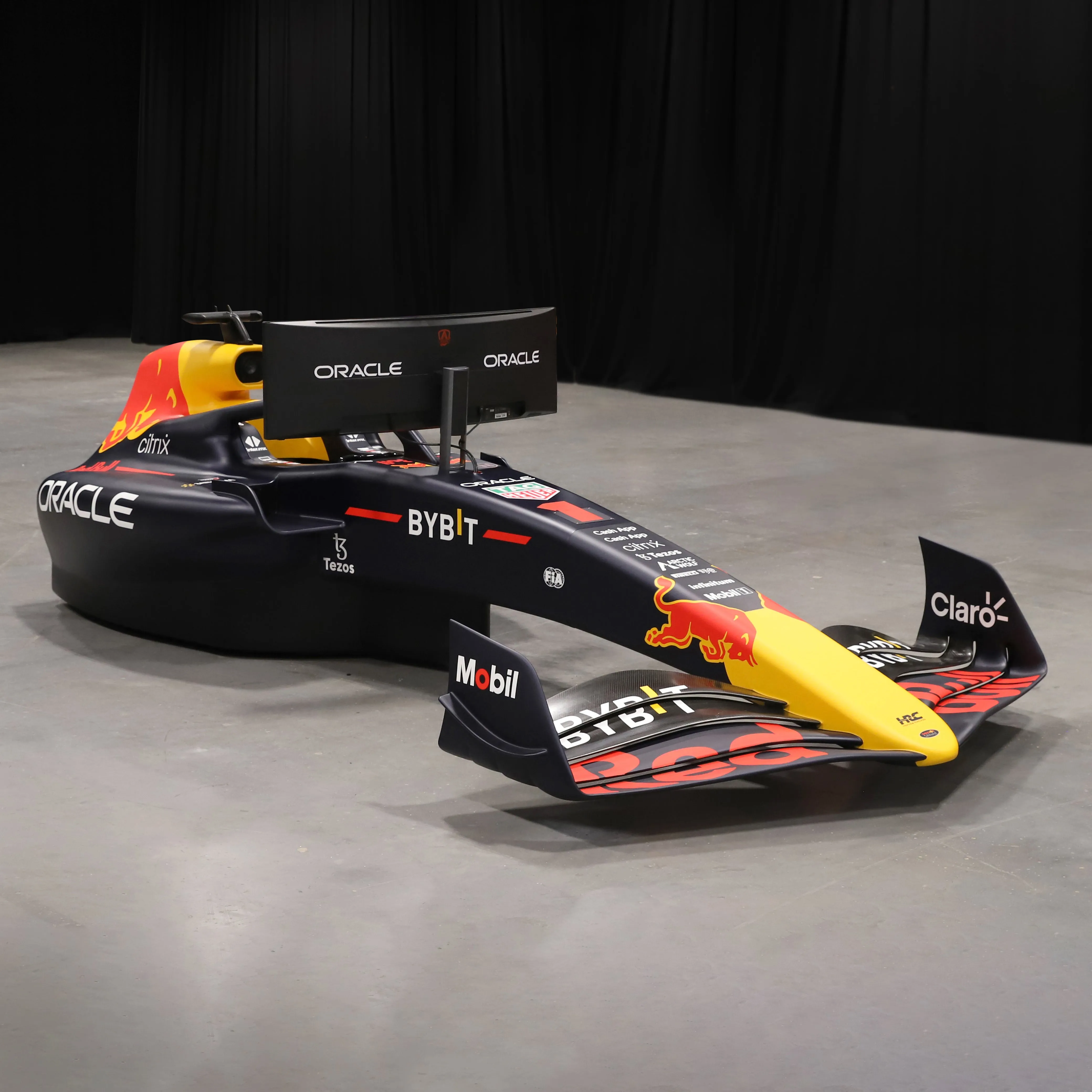 Official 2022 Oracle Red Bull Racing RB18 F1 Team Simulator - Championship Edition