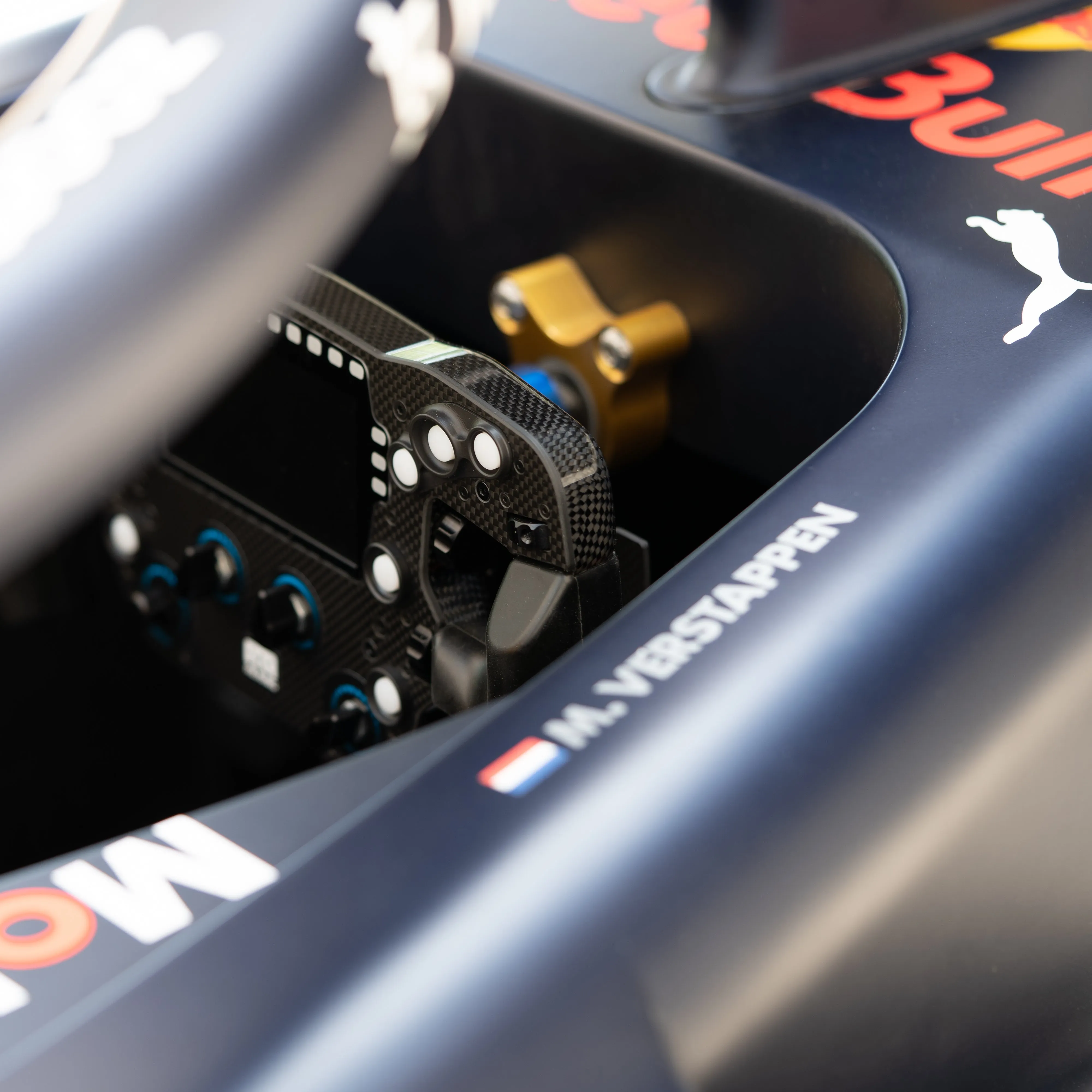 Official 2022 Oracle Red Bull Racing RB18 F1 Team Simulator - Championship Edition