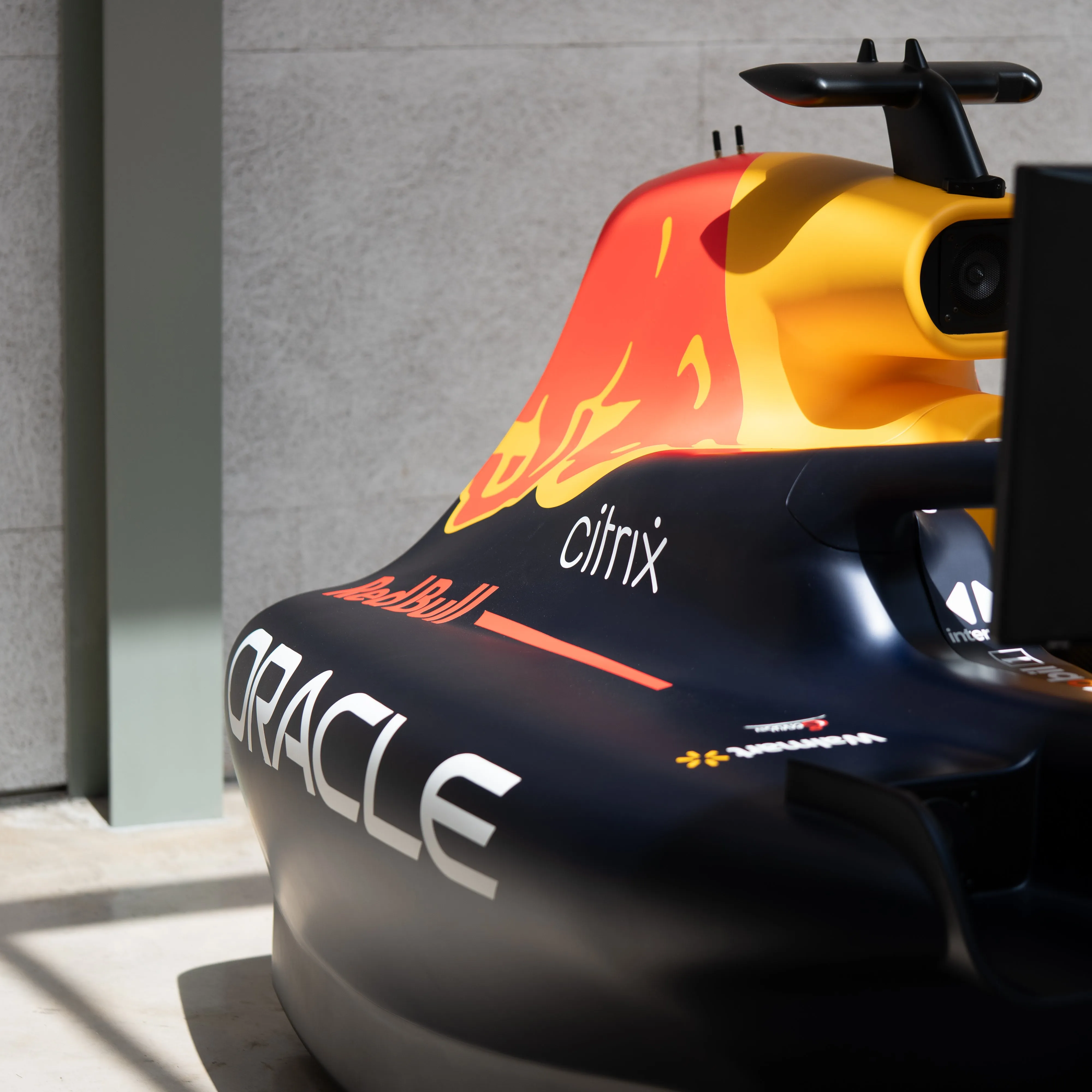 Official 2022 Oracle Red Bull Racing RB18 F1 Team Simulator - Championship Edition