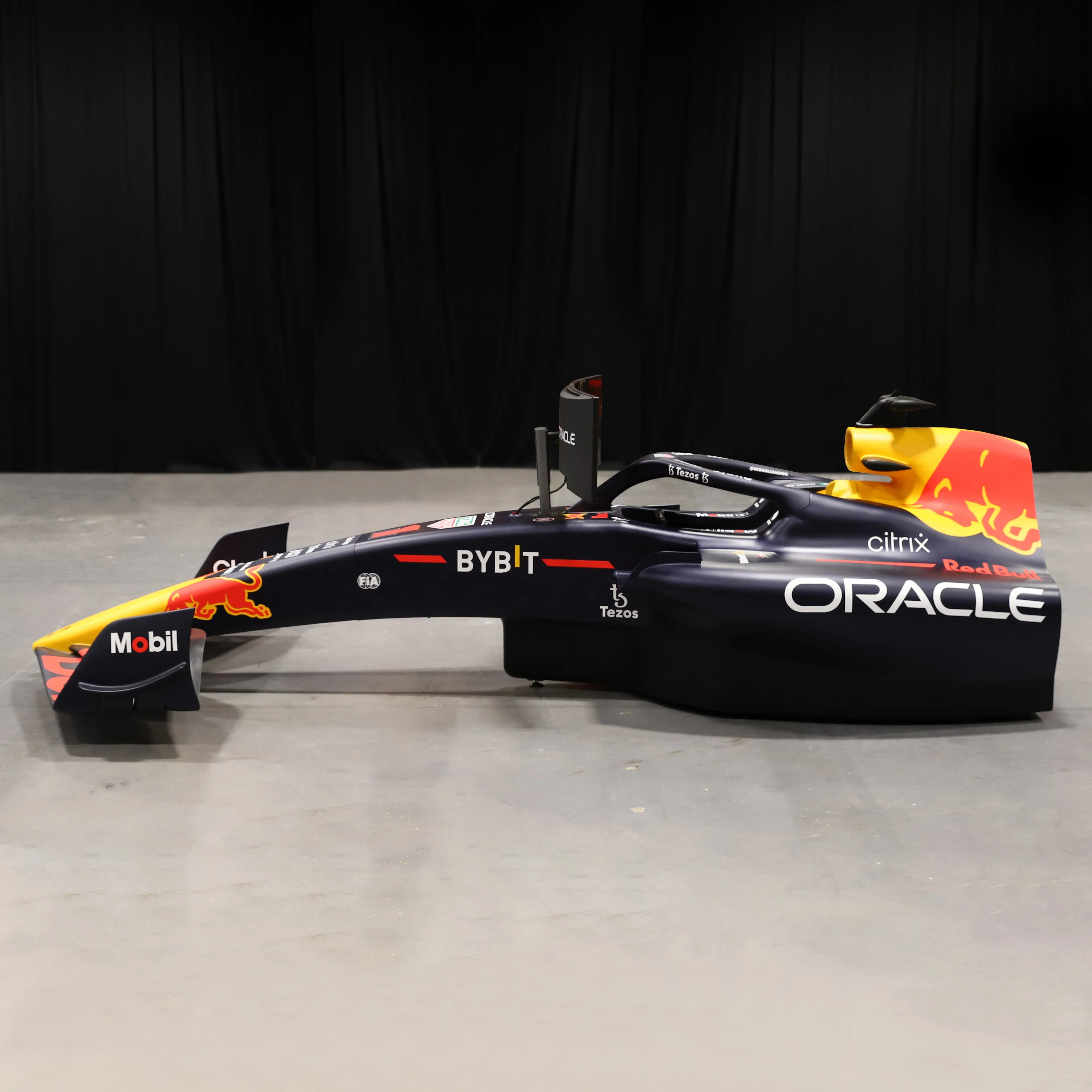 Official 2022 Oracle Red Bull Racing RB18 F1 Team Simulator - Championship Edition