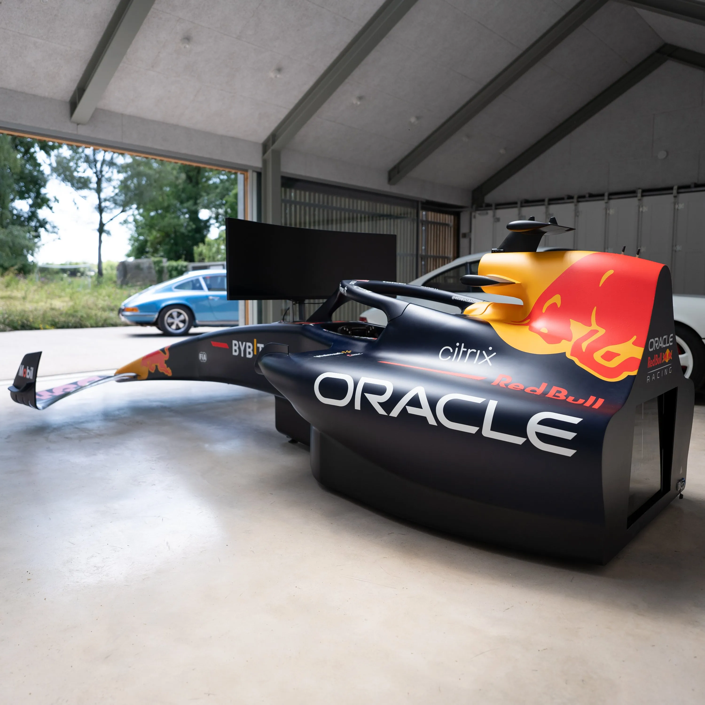 Official 2022 Oracle Red Bull Racing RB18 F1 Team Simulator - Championship Edition